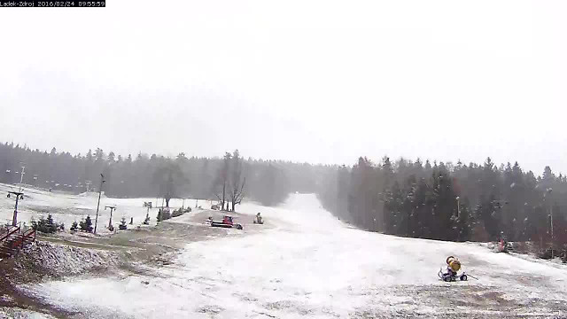 Kamera z widokiem z dołu na stację narciarską w Lądku-Zdroju