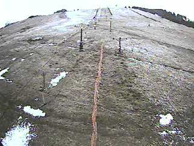 Widok z kamery na wyciągi nr 1 i 2 w ośrodku Górnik w Rzeczce