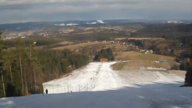 Widok z kamery z góry na stok Lesko Ski w Weremieniu koło Leska